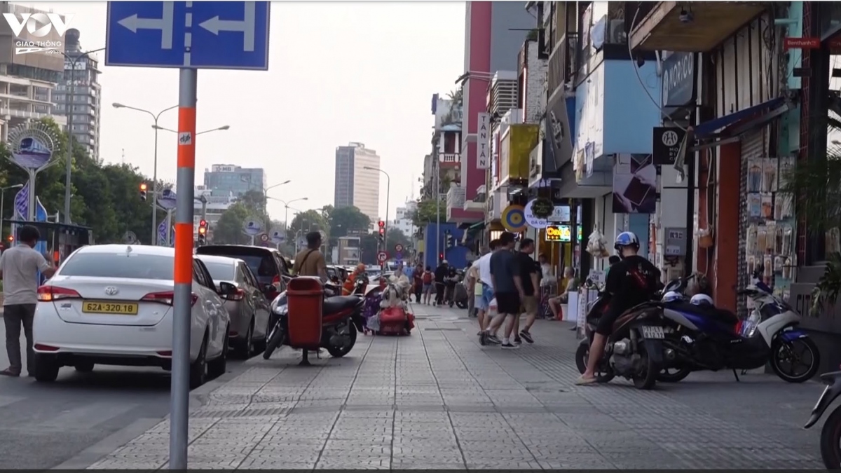 Phố đi bộ Nguyễn Huệ: Lắp mái có thể che mưa nắng nhưng liệu có thẩm mỹ?